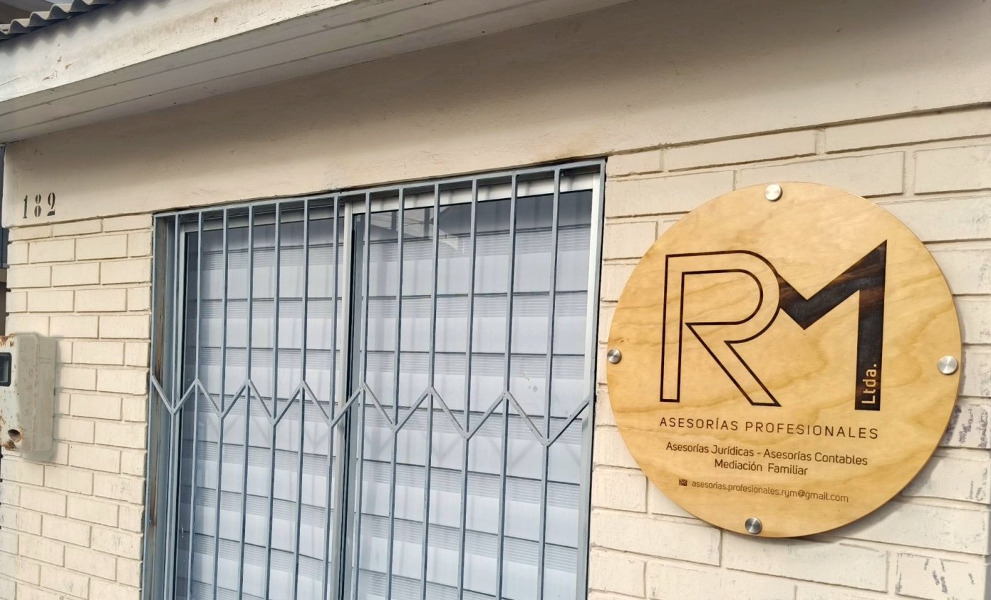 Entrada de la oficina de RM Ltda. en Pasaje Rafael Alberti 182, Coquimbo: número 182 junto a la ventana y letrero de RM en la pared